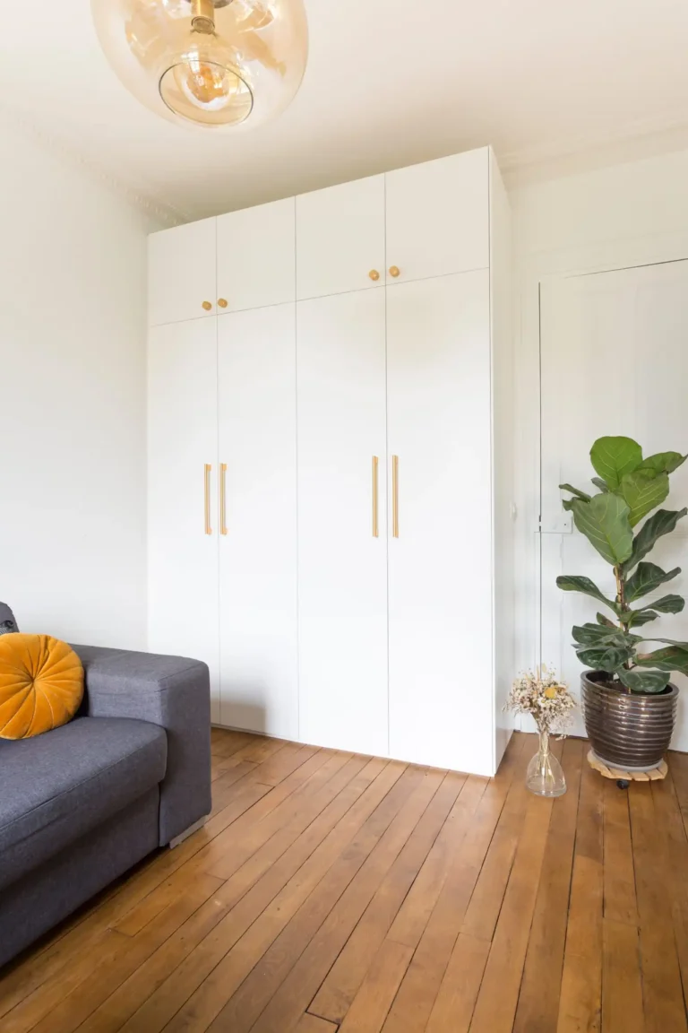 Dressing blanc mat sur mesure avec poignées laiton intégré dans un renfoncement