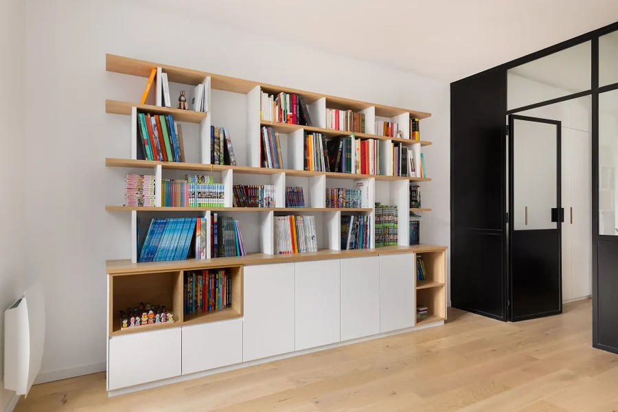 Bibliothèque sur mesure toute hauteur en mélaminé chêne clair avec modules blancs mat et rangement bas fermé