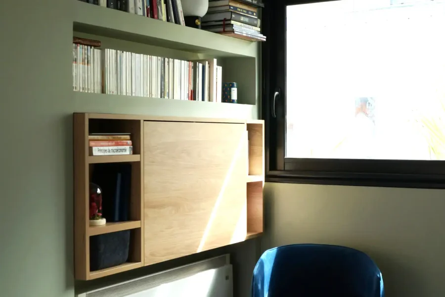 Bibliothèque suspendue avec rangements hauts intégrés au mur