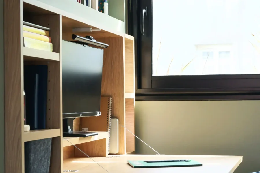 Bureau escamotable intégré dans une niche murale