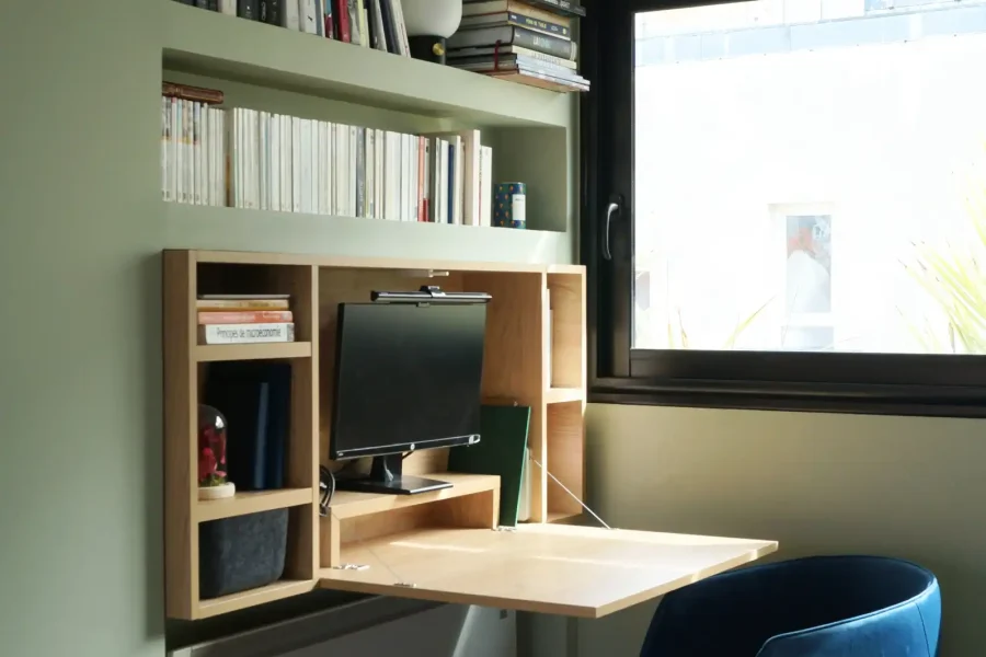 Bureau rabattable sur mesure avec façade abattante en mélaminé chêne clair