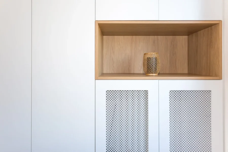 Cache radiateur perforé dans façade blanche avec ligne bois