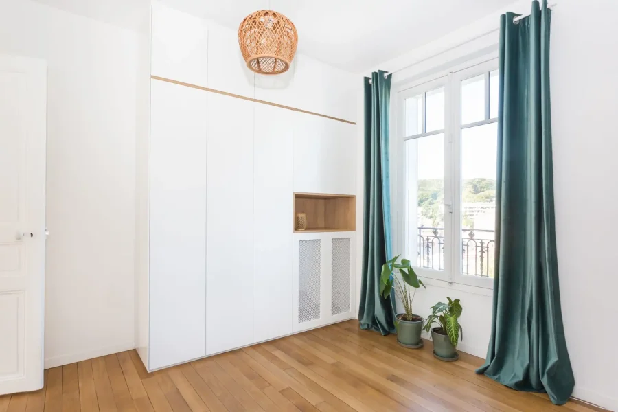 Dressing blanc mat toute hauteur avec cache radiateur intégré et cannage