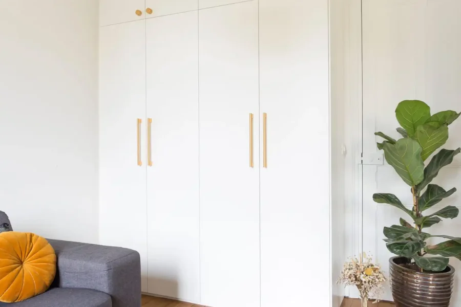 Dressing blanc mat sur mesure avec poignées laiton intégré dans un renfoncement