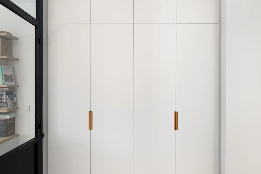 Dressing mural contemporain dans une pièce de vie avec verrière noire