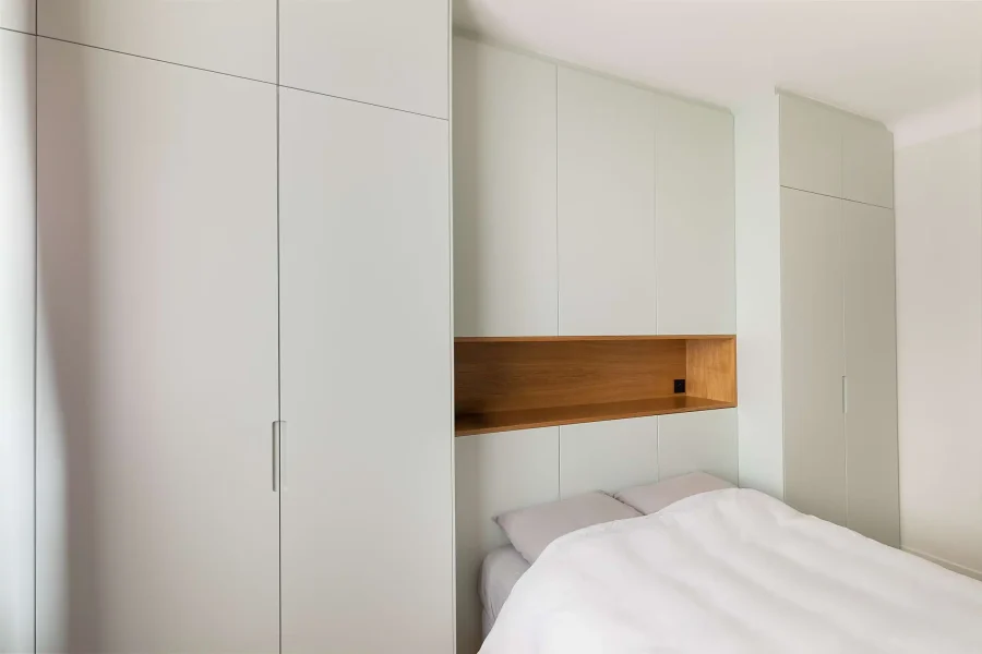 Vue d’ensemble du mur optimisé avec dressing symétrique autour du lit