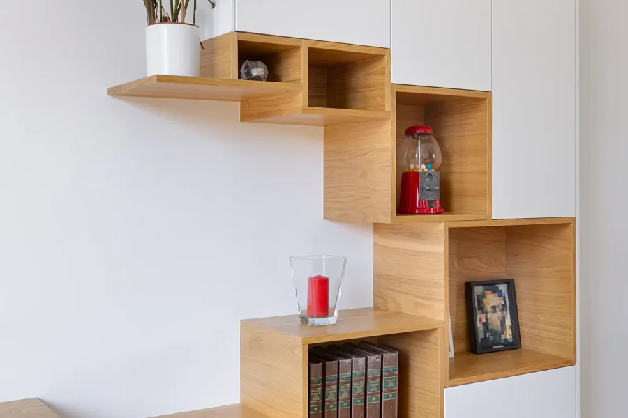 Enfilade moderne avec rangement bas et étagères en chêne clair