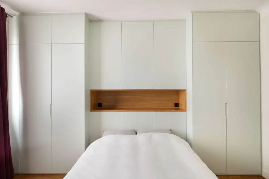 Façades laquées mates avec poignées verticales intégrées