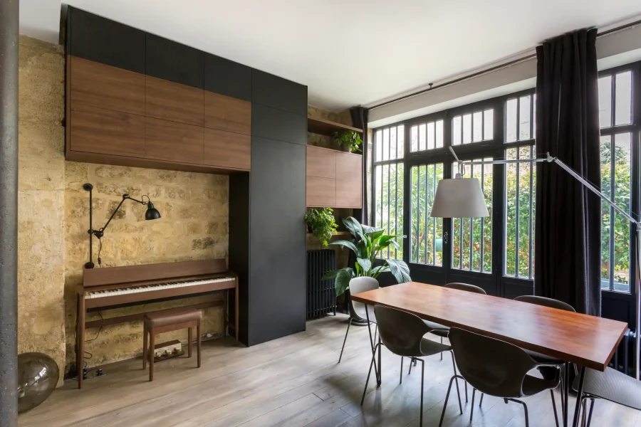 Ensemble mural sur mesure en bois foncé et noir mat autour d’un piano