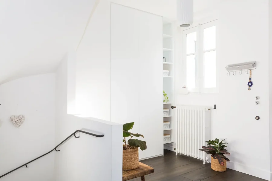 Placards toute hauteur sur mesure laque blanche mate sans poignées — penderie entrée fermée Meudon