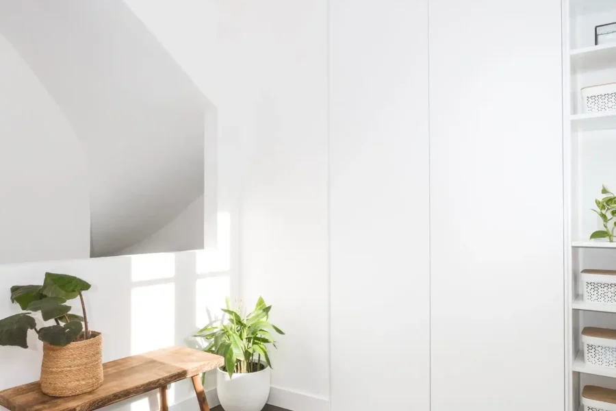 Rangements intégrés et étagères ouvertes latérales design discret et minimaliste