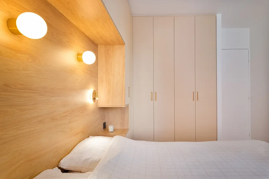 Tête de lit 160 avec appliques LED et rangements suspendus toute hauteur