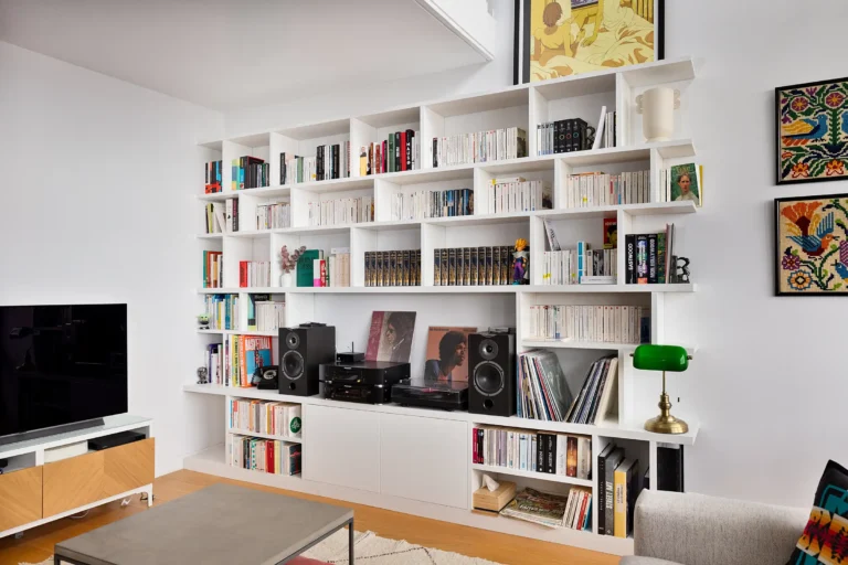 Étagère murale sur mesure toute hauteur pour livres et vinyles dans un salon contemporain