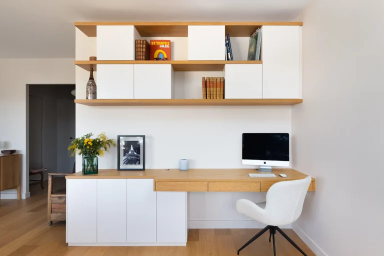 Grand bureau droit sur mesure avec rangements suspendus et façades blanches mates