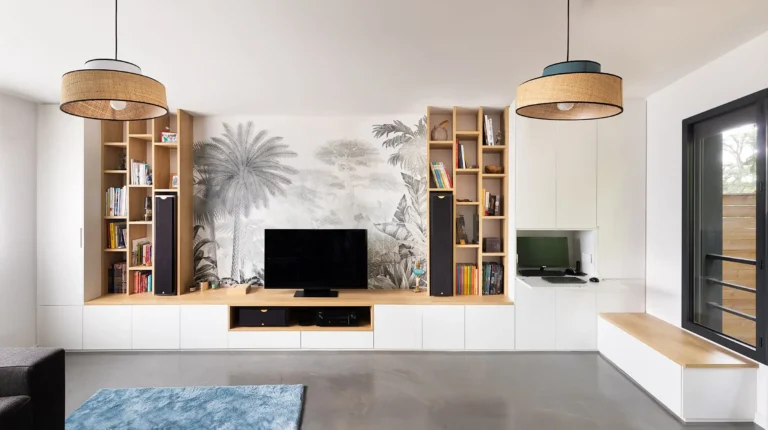 Grand meuble TV bibliothèque bureau sur mesure avec rangements fermés