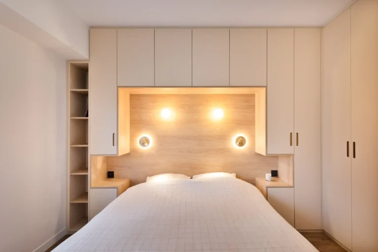 Ensemble meuble pont de lit sur mesure avec éclairage intégré et placards symétriques
