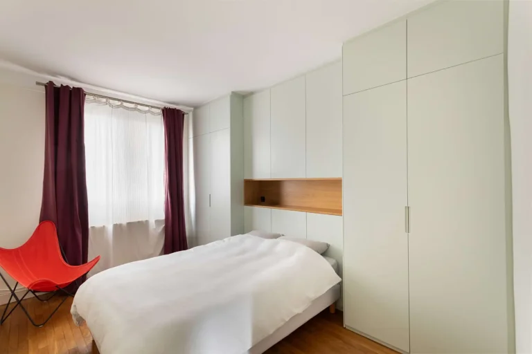 Tête de lit dressing avec colonnes toute hauteur et niche en placage chêne